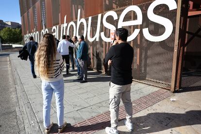 Varios conductores de autobús conversan durante la jornada de huelga junto a la Estación de Autobuses de Toledo, este lunes.