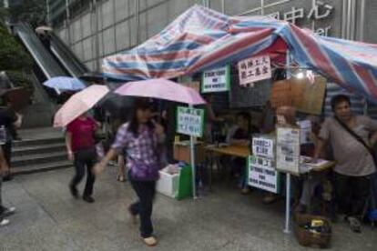 Trabajadores portuarios a la entrada del Centro de Cheung Kong, en Hong Kong. EFE/Archivo