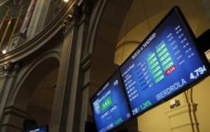 Monitor en la bolsa de Madrid del pasado martes que muestra, entre otras, la prima de riesgo de Espa?a, que mide la confianza del mercado en la deuda soberana espa?ola.