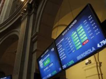 Monitor en la bolsa de Madrid del pasado martes que muestra, entre otras, la prima de riesgo de España, que mide la confianza del mercado en la deuda soberana española.