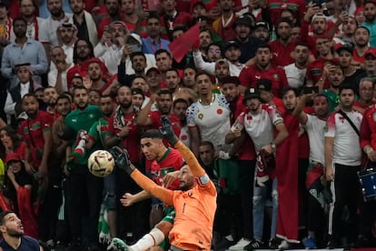 Achraf Hakimi trata de cabecear un balón frente al portero francés Hugo Lloris.  
