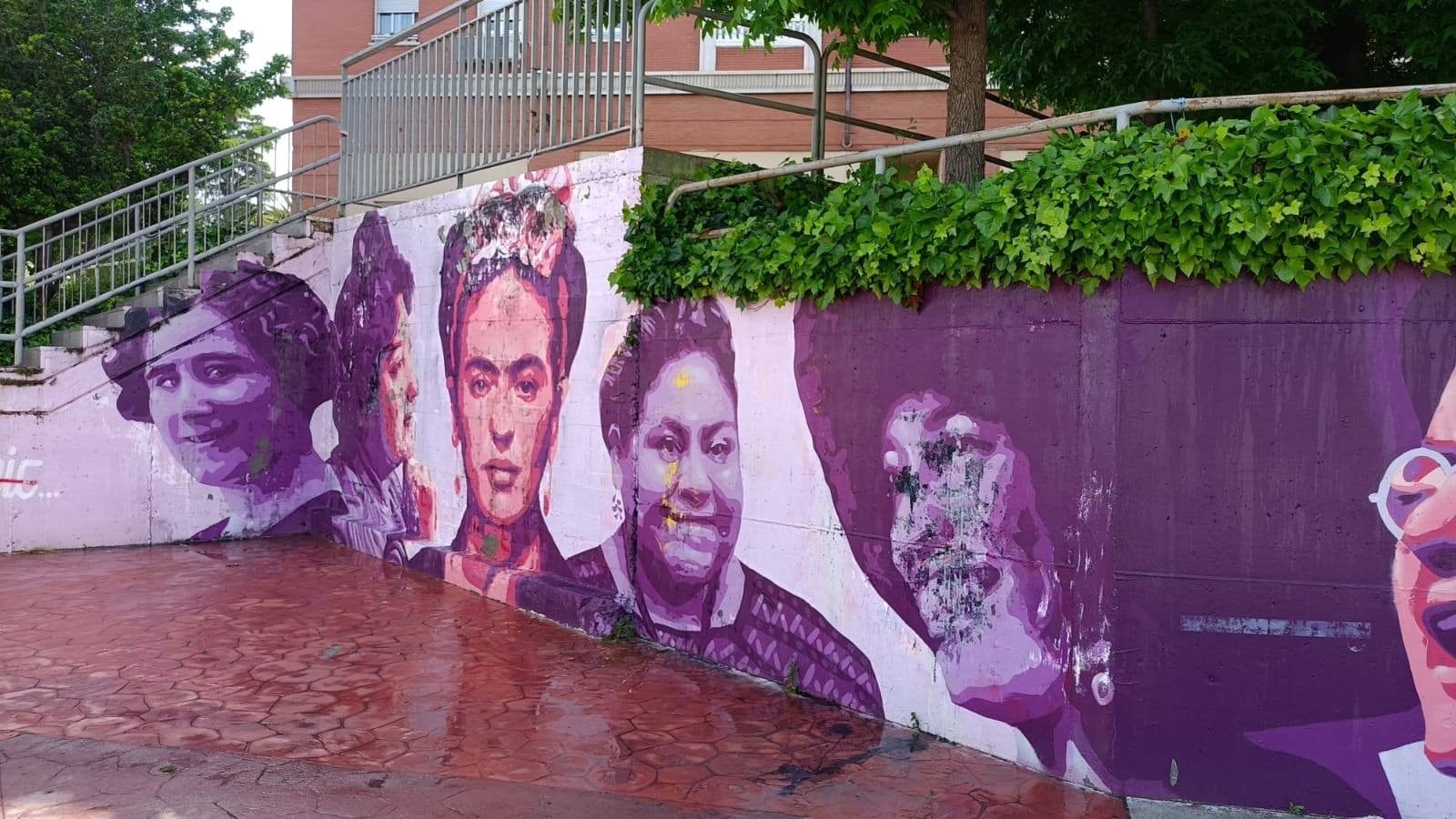 El mural feminista de Getafe, vandalizado con lemas islamófobos
