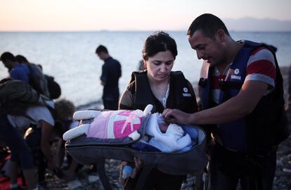 Llegada de inmigrantes a la isla griega de Kos, tras cruzar el mar Egeo desde Turquía.