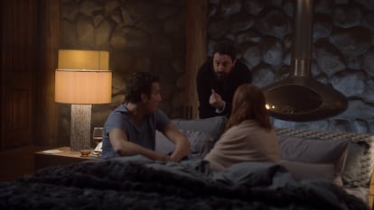 El director chileno Pablo Larraín, en el centro, dirigiendo a Clive Owen y Julianne Moore en una escena de 'La historia de Lisey', adaptación de un texto de Stephen King.