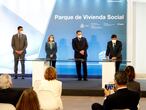 MADRID, 17/02/2021.- El presidente del SAREB, Jaime Echegoyen Enríquez de la Orden (d(), firma en presencia del presidente del Gobierno, Pedro Sánchez (i); la vicepresidenta Gobierno y ministra de Asuntos Económicos y Transformación Digital de España, Nadia Calviño, y el ministro de Transportes, Movilidad y Agenda Urbana, José Luis Ábalos, el Protocolo sobre Alquiler Social de Viviendas, hoy en el Palacio de la Moncloa. EFE/ Zipi