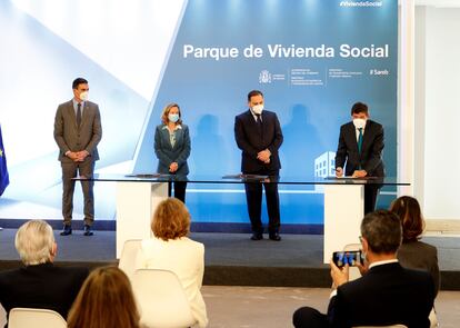 El presidente del Sareb, Jaime Echegoyen (d), firma en presencia del presidente del Gobierno, Pedro Sánchez (i); la vicepresidenta Gobierno y ministra de Asuntos Económicos, Nadia Calviño, y el ministro de Transportes, Movilidad y Agenda Urbana, José Luis Ábalos, el Protocolo sobre Alquiler Social de Viviendas, hoy en el Palacio de la Moncloa. EFE/ Zipi