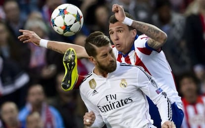 Sergio Ramos y Mario Mandzukic pelean por un balón.