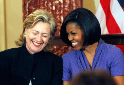 La esposa del presidente de Estados Unidos, Michelle Obama, y la secretaria de Estado, Hillary Clinton, durante la entrega de los premios Mujeres con Coraje.