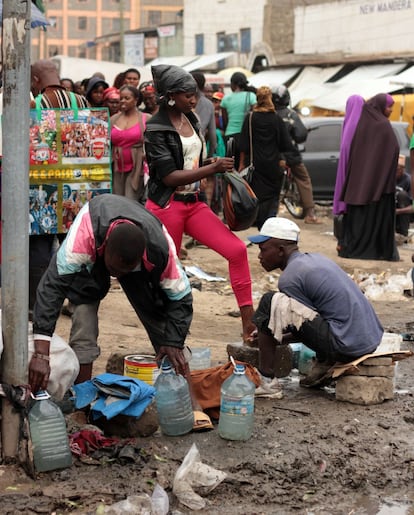 Durante la época de lluvias, el trabajo de limpiabotas se intensifica en Eastleigh. En cada esquina se puede encontrar un puesto improvisado en el que por 50 chelines (unos 40 céntimos de euro) te limpian los zapatos.