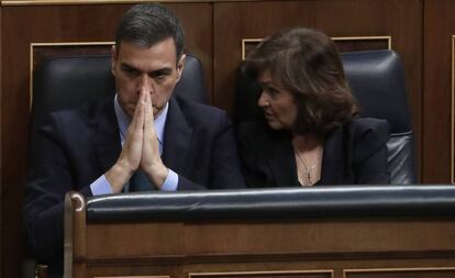 Pedro Sánchez y Carmen Calvo, en un momento del debate de los Presupuestos.