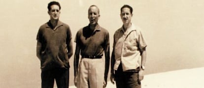 Fernando Álvarez de Miranda, Joaquín Satrústegui y Jaime Miralles, deportados en Fuerteventura en 1962.