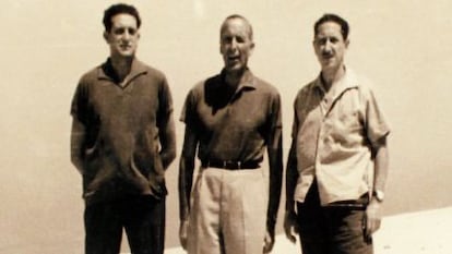 Fernando Álvarez de Miranda, Joaquín Satrústegui y Jaime Miralles, deportados en Fuerteventura en 1962.