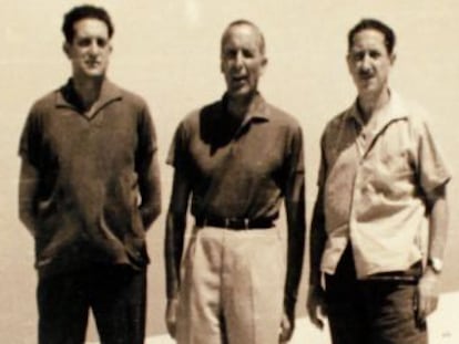 Fernando Álvarez de Miranda, Joaquín Satrústegui y Jaime Miralles, deportados en Fuerteventura en 1962.