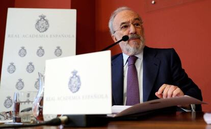 El director de la RAE, Santiago Muñoz Machado, en la rueda de prensa sobre el lenguaje inclusivo en la Constitución, este lunes en Madrid.