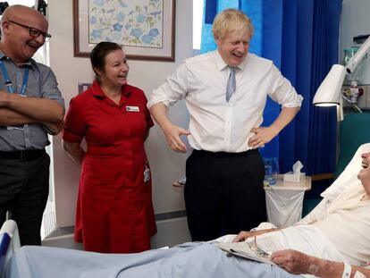 Boris Johnson em visita ao West Cornwall Community, na Cornualha, no final de novembro.