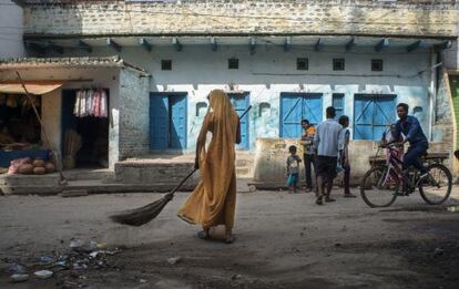 Una 'manual scavenger' trabajando en Dura Khund, Varanasi.