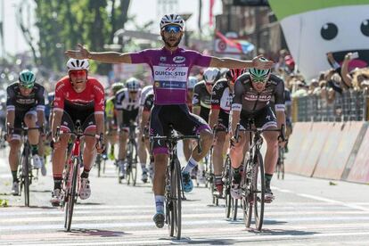 Gaviria, ganador en Tortona de su cuarto sprint en el Giro.