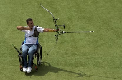 El arquero paral&iacute;mpico almeriense, Jos&eacute; Manuel Mar&iacute;n Rodr&iacute;guez, durante un entrenamiento en el centro de alto rendimiento de Roquetas de Mar (Almer&iacute;a). 