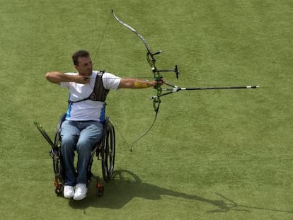 El arquero paral&iacute;mpico almeriense, Jos&eacute; Manuel Mar&iacute;n Rodr&iacute;guez, durante un entrenamiento en el centro de alto rendimiento de Roquetas de Mar (Almer&iacute;a). 