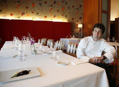 Joseán Martínez Alija, <i>chef</i> del restaurante del Guggenheim Bilbao, sentado en una de las sillas de Frank Gehry.