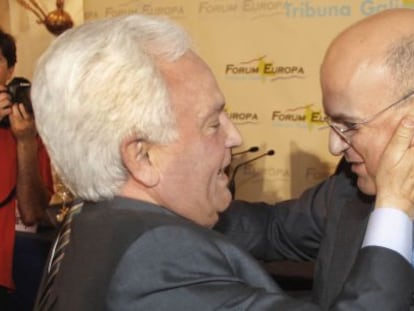 Jos&eacute; Luis Baltar saluda efusivamente a su hijo Jos&eacute; Manuel en 2012.