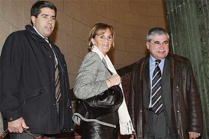 Los ponentes de CiU, Francesc Homs, Nuria de Gispert y Ramón Camp, a su llegada al Congreso de los Diputados.