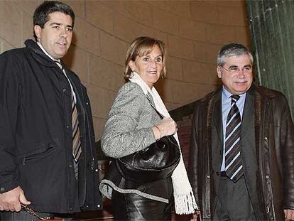 Los ponentes de CiU, Francesc Homs, Nuria de Gispert y Ramón Camp, a su llegada al Congreso de los Diputados.