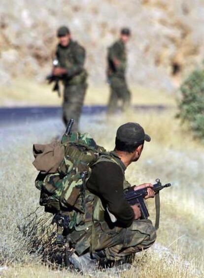 Soldados turcos patrullan una carretera en la provincia de Sirnak, cerca de la frontera con Irak.
