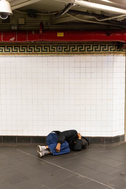 La presencia de gente sin hogar en el metro de Nueva York (más de 2.200 de las 3.439 registradas por el Ayuntamiento de la ciudad) ha copado titulares, protagonizado las políticas sociales controvertidas del alcalde, Eric Adams, y abierto el debate entre la vulnerabilidad y la peligrosidad. 