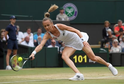 La jugadora Magdalena Rybarikova se esfuerza por llegar a la pelota en una acción del partido.
