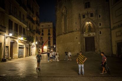 Turistas en el Born, junto a la catedral de Santa Maria del Mar tras el toque de queda. En esta fase de la pandemia, el Govern, con el respaldo de la justicia, está aplicando un confinamiento nocturno en los municipios con más contagios. La lista empezó con 161 poblaciones y se actualiza semanalmente.