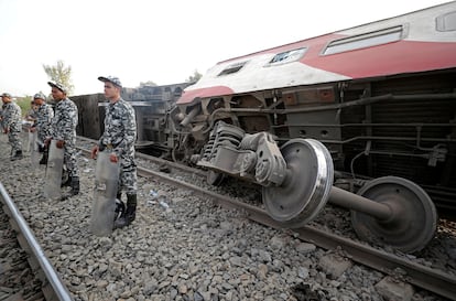 Policías egipcios montan guardia en el lugar del accidente ferroviario de Qalyubia, al norte de El Cairo, el 18 de abril.