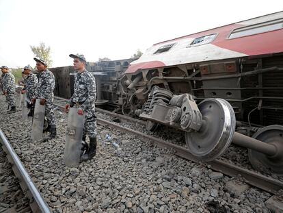 Policías egipcios montan guardia en el lugar del accidente ferroviario de Qalyubia, al norte de El Cairo, el 18 de abril.