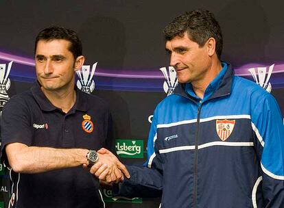 Ernesto Valverde, a la izquierda, se da la mano con Juande Ramos.