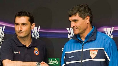 Ernesto Valverde, a la izquierda, se da la mano con Juande Ramos.