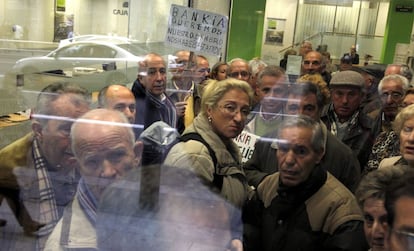 Interior de la sucursal de Bankia donde un grupo de personas, en su mayoría jubilados, se han encerrado para exigir la devolución de sus ahorros en Madrid.