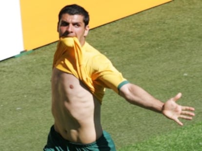 Aloisi celebra un gol en un duelo del Mundial 2006.