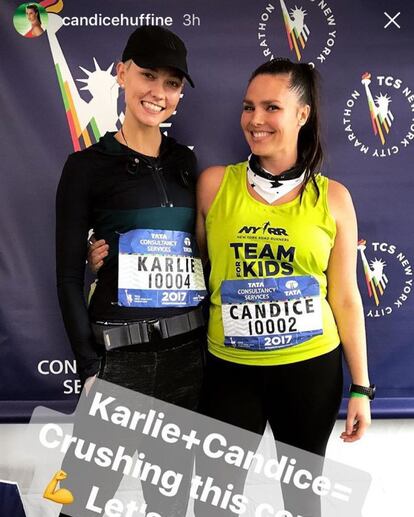La modelo Karlie Kloss y, a la derecha, Candice Huffine antes de la carrera. La modelo de talla grande se apuntó al maratón con fines solidarios y tras la carrare se grabó un vídeo con lágrimas en los ojos de la emoción.