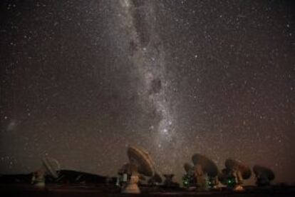 Las antenas del radiotelescopio ALMA, en el desierto de Atacama (Chile), con el que los cient&iacute;ficos podr&aacute;n medir la masa de cientos de agujeros negros.