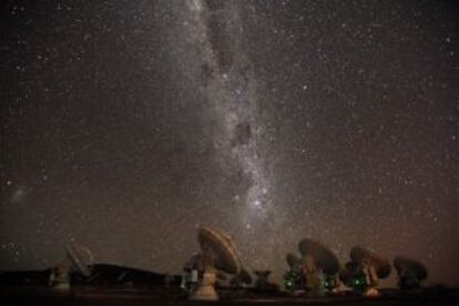 Las antenas del radiotelescopio ALMA, en el desierto de Atacama (Chile), con el que los científicos podrán medir la masa de cientos de agujeros negros.