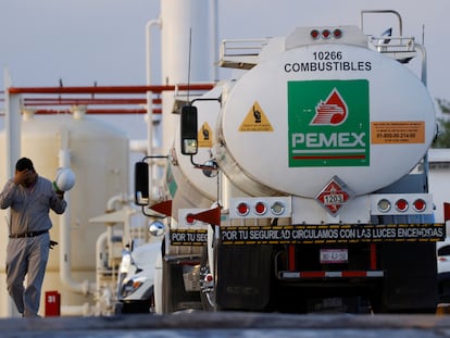 Un empleado de Pemex camina junto a un camión de la pretrolera, en Ciudad Juárez (México).