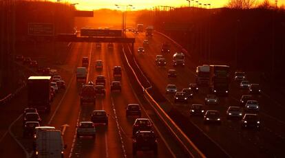 Tráfico en la ciudad de Manchester durante un atardecer.