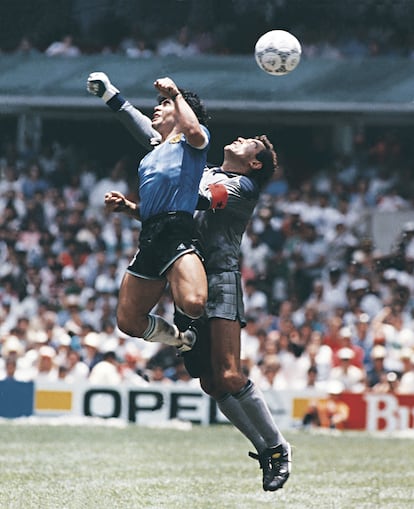 Diego Maradona usa la mano para meter el primer gol de Argentina contra Inglaterra durante el famoso partido de la FIFA de 1986, en el estadio Azteca de México DF.