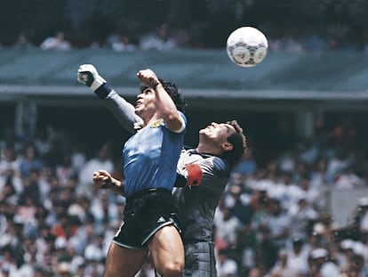 Diego Maradona usa la mano para meter el primer gol de Argentina contra Inglaterra durante el famoso partido de la FIFA de 1986, en el estadio Azteca de México DF.