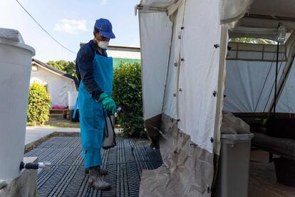Un trabajador desinfecta alrededor de una clínica administrada por Médicos Sin Fronteras, en la comuna de Cité  Soleil, en Puerto Príncipe, el 7 de octubre de 2022.