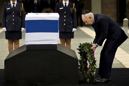 El presidente israel&iacute; Simon Peres deposita una corona de flores durante su visita a la capilla ardiente.