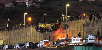 Unos 200 inmigrantes han intentado saltar la valla fronteriza entre Melilla y Marruecos.