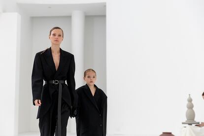 La modelo Tanya Ruban ha cerrado el desfile junto a su hija Maya. (Cortesía de 080 Barcelona).