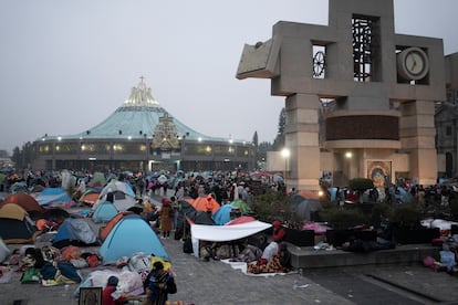 Grupos de peregrinos descansan a las afueras de la Basílica de Guadalupe, en Ciudad de México, la mañana del 12 de diciembre de 2023.