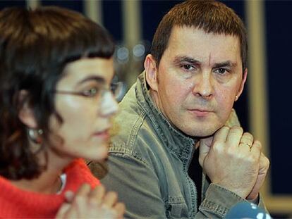 Arantxa Santesteban y Arnaldo Otegi, durante su comparecencia ante los medios en Bilbao.